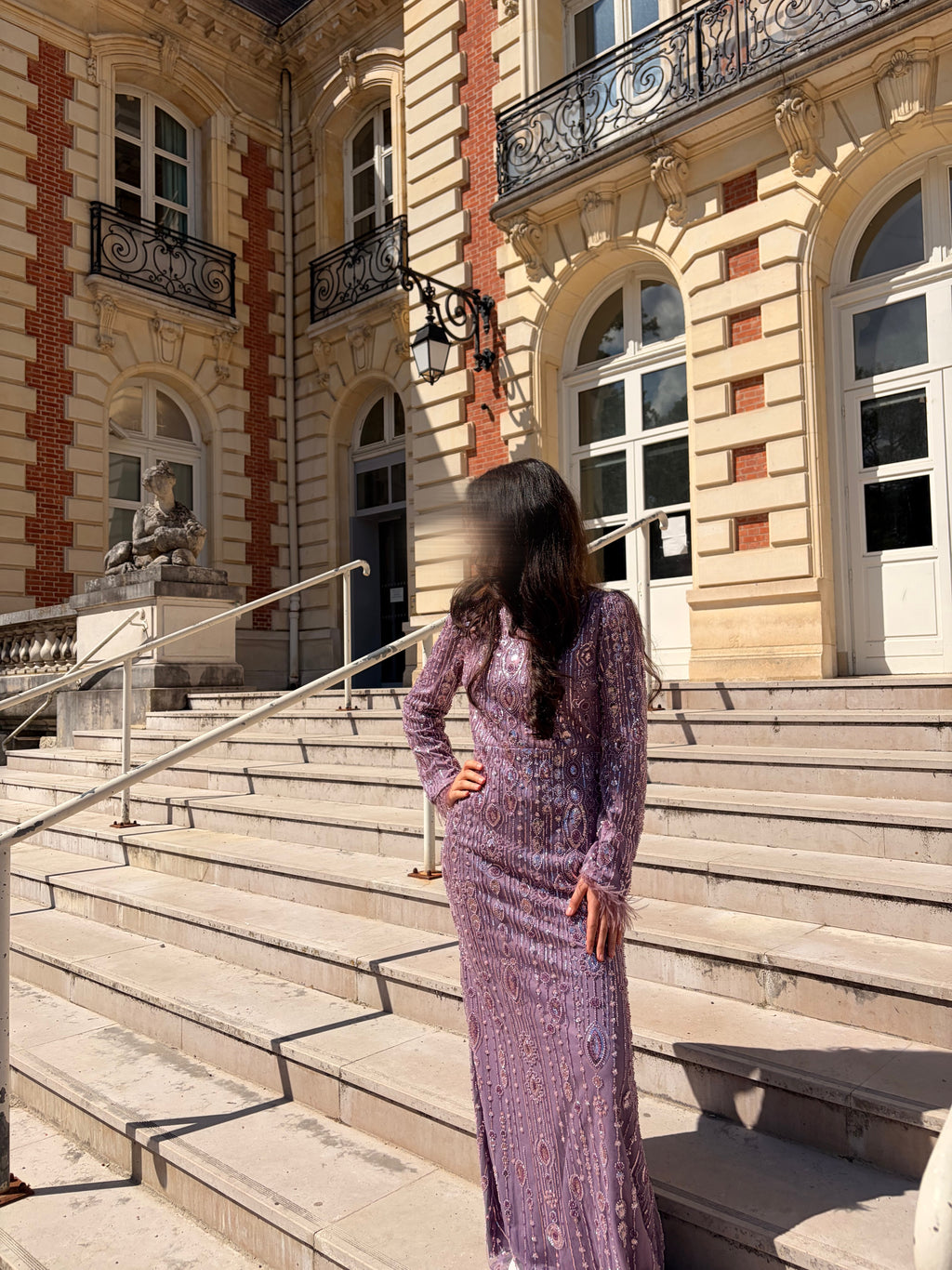 Robe de soirée lilas à détails brillants