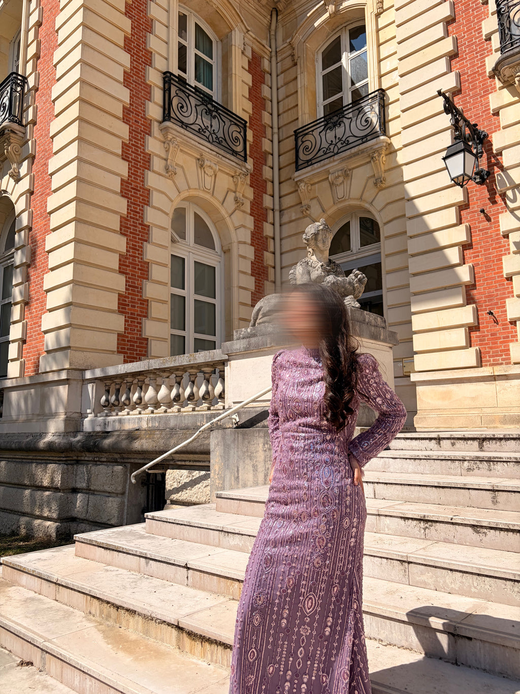 Robe de soirée lilas à détails brillants