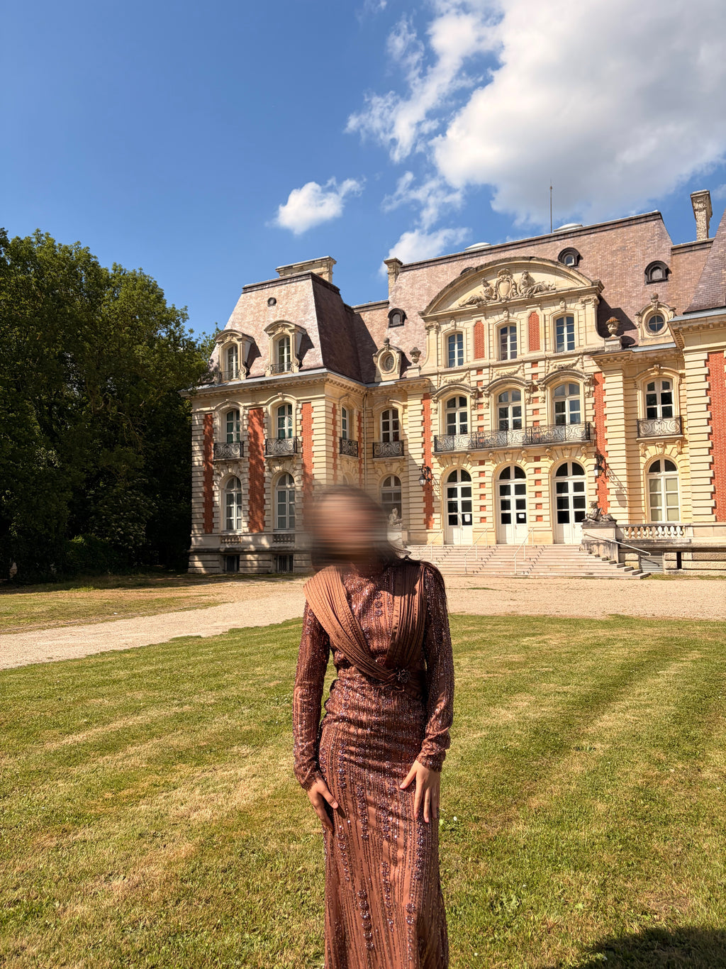 Robe de Soirée Marron Scintillante avec Broche Fleurie