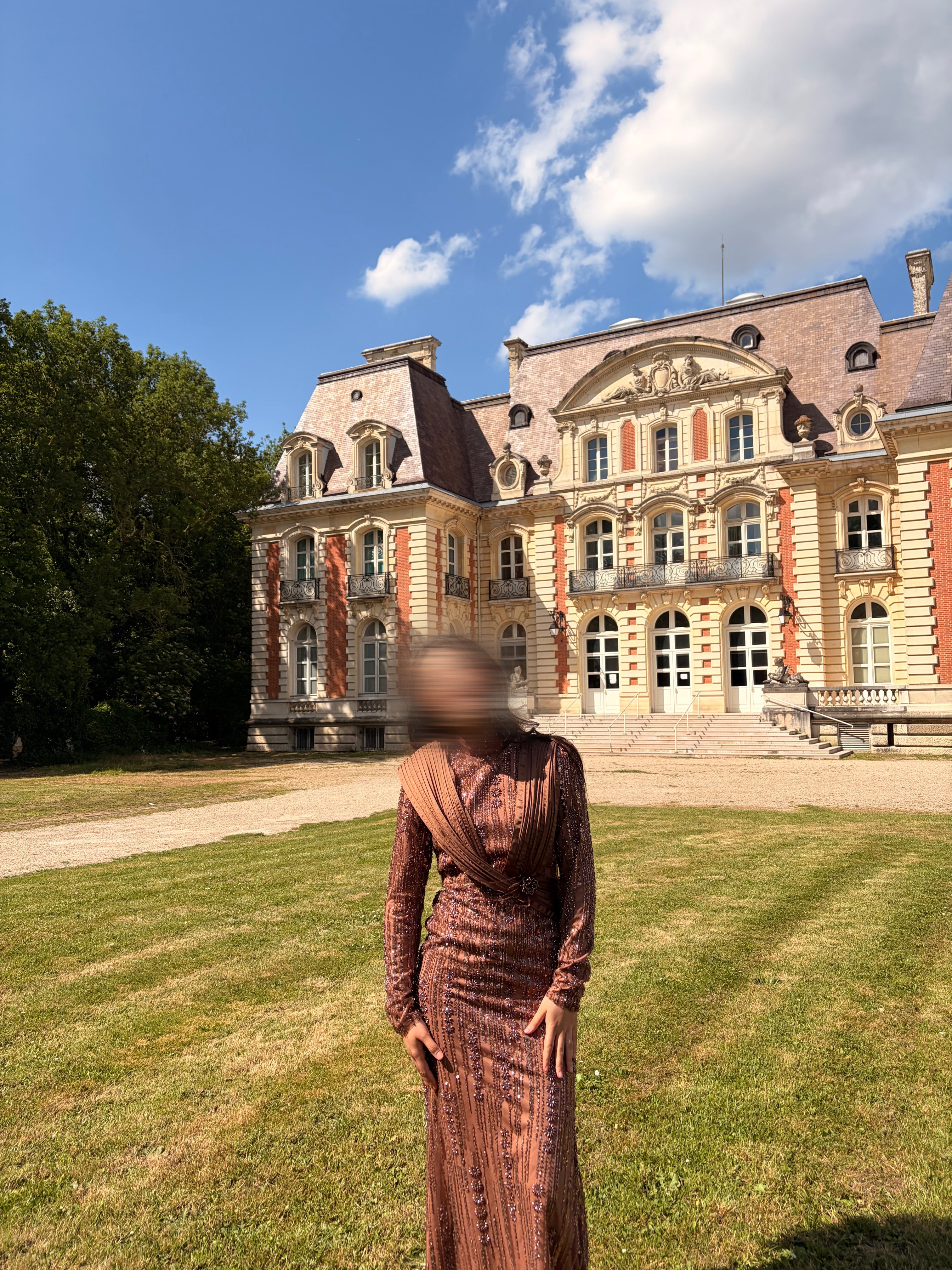 Robe de Soirée Marron Scintillante avec Broche Fleurie
