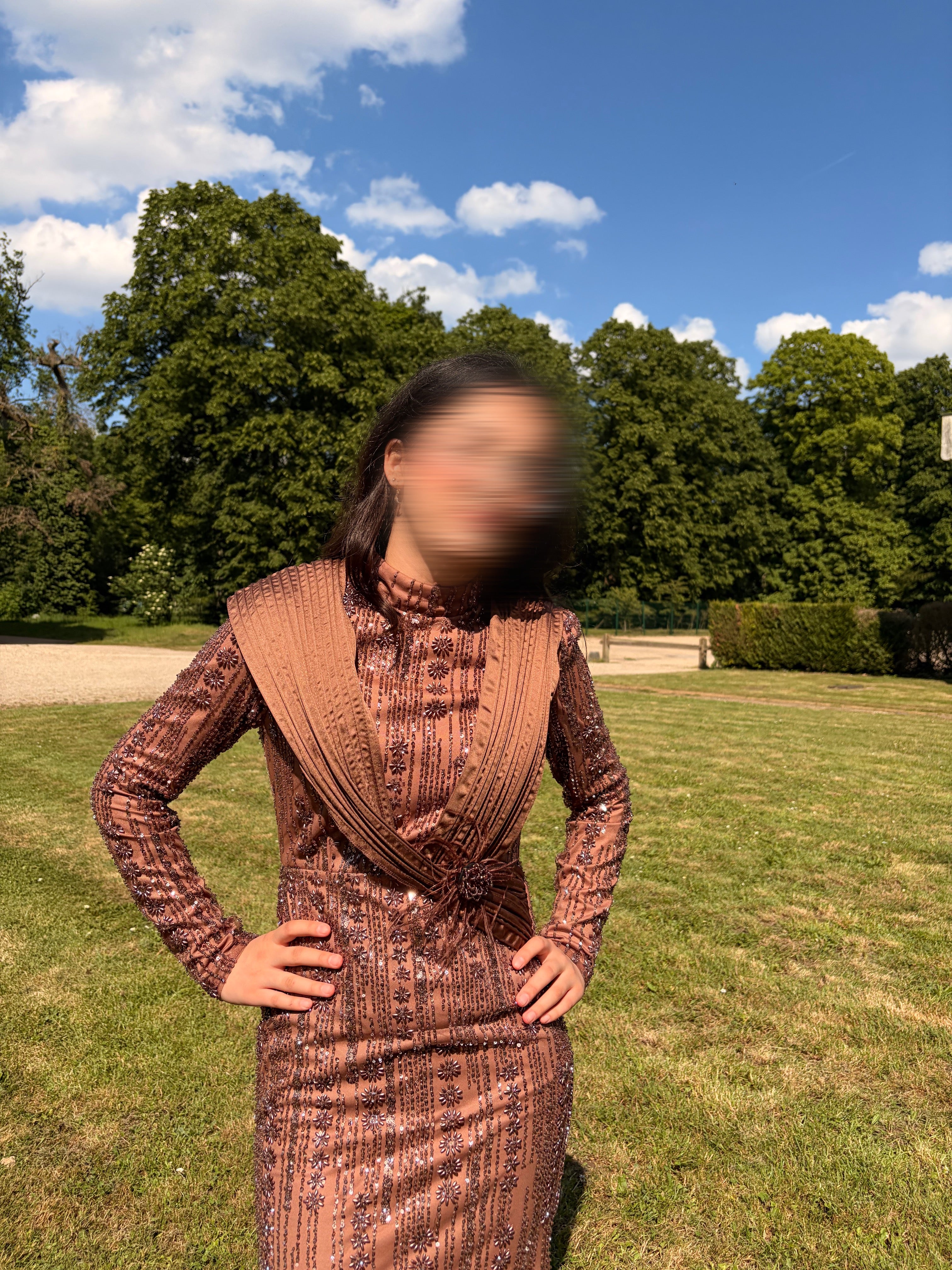 Robe de Soirée Marron Scintillante avec Broche Fleurie