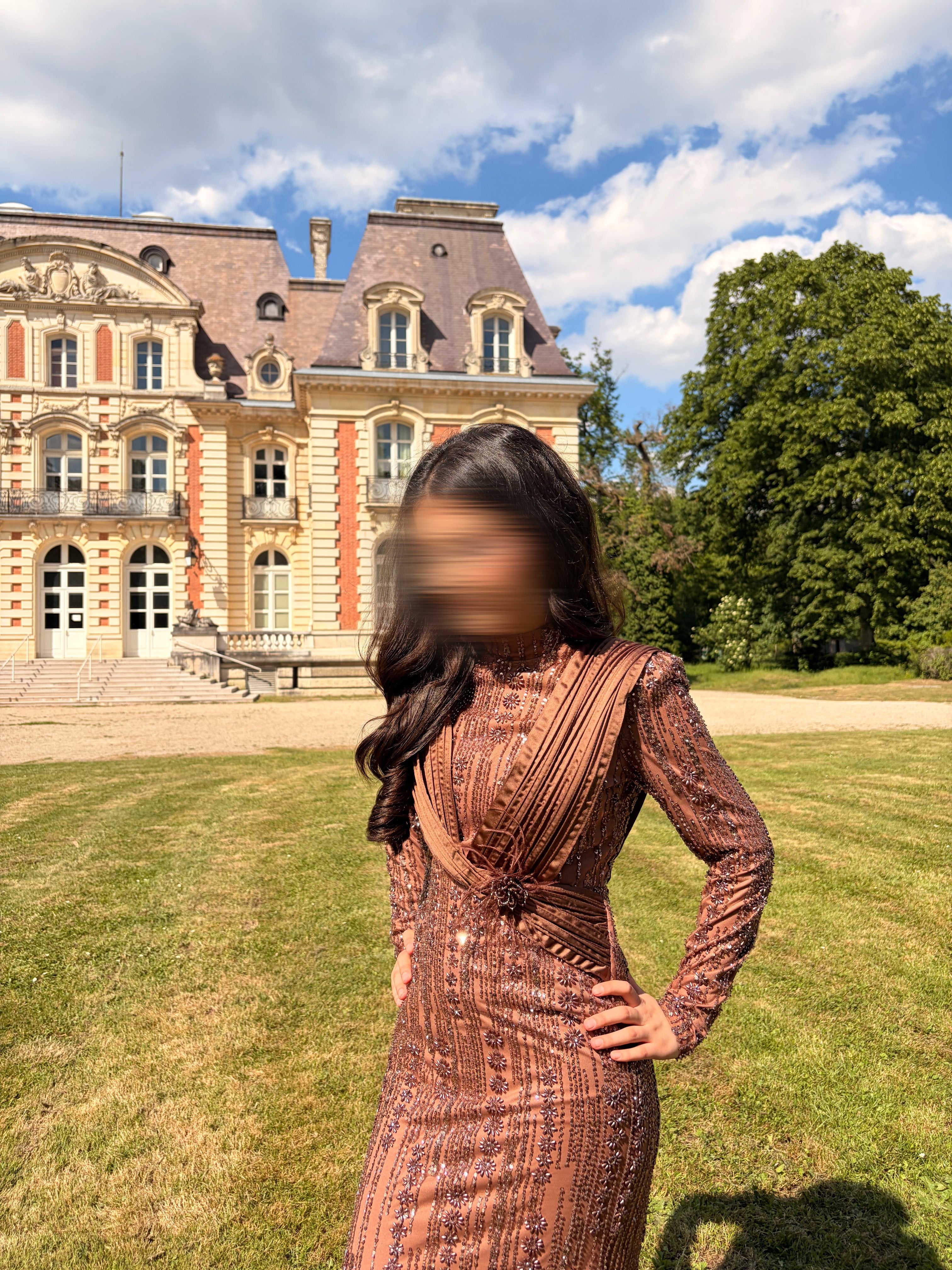 Robe de Soirée Marron Scintillante avec Broche Fleurie