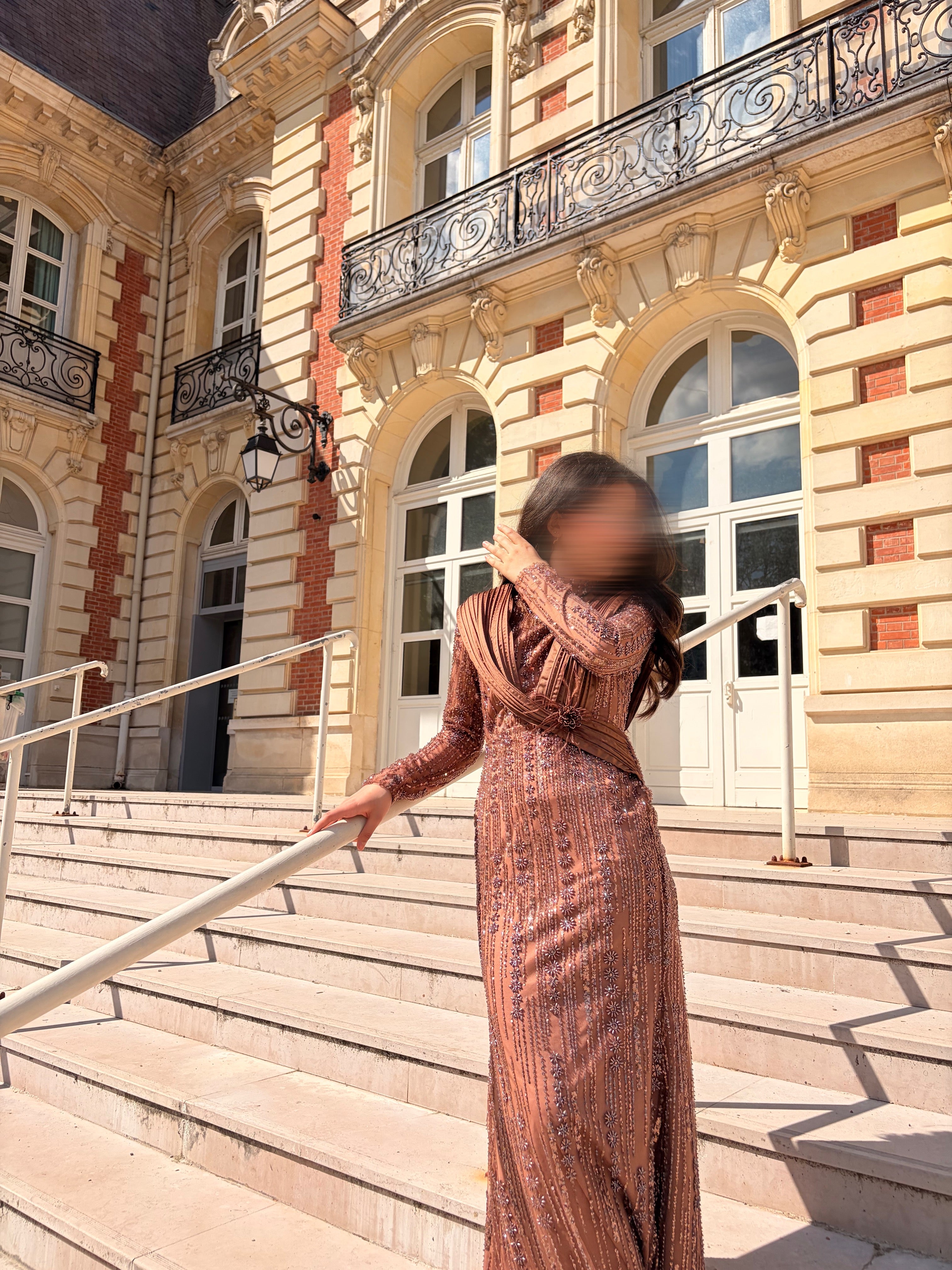 Robe de Soirée Marron Scintillante avec Broche Fleurie