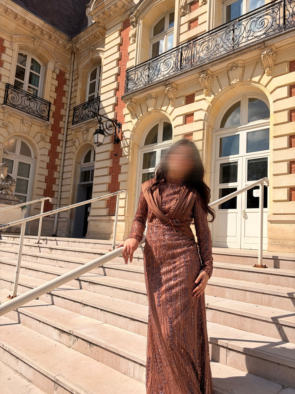 Robe de Soirée Marron Scintillante avec Broche Fleurie