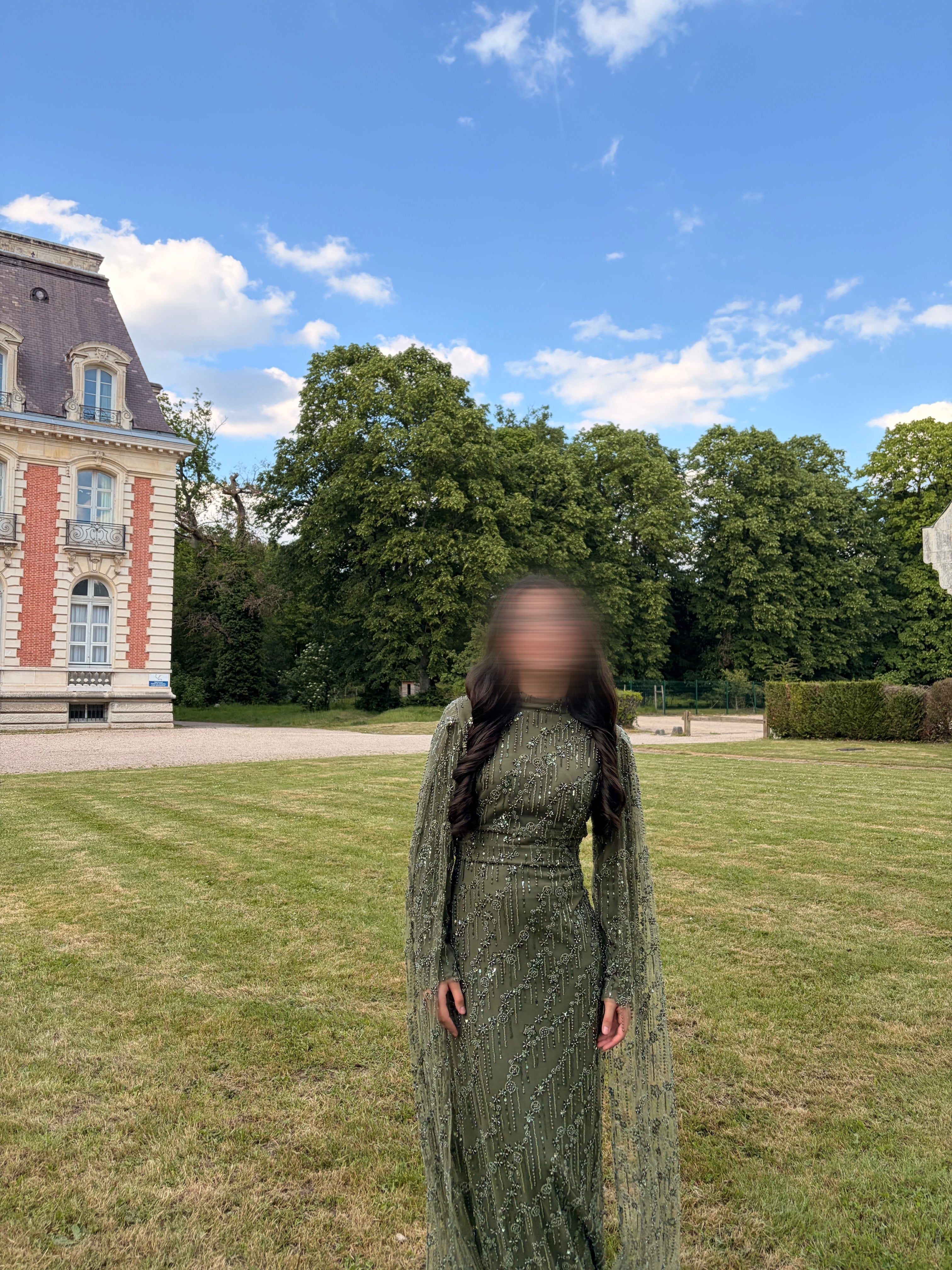 Robe de soirée vert olive scintillante avec manches cape