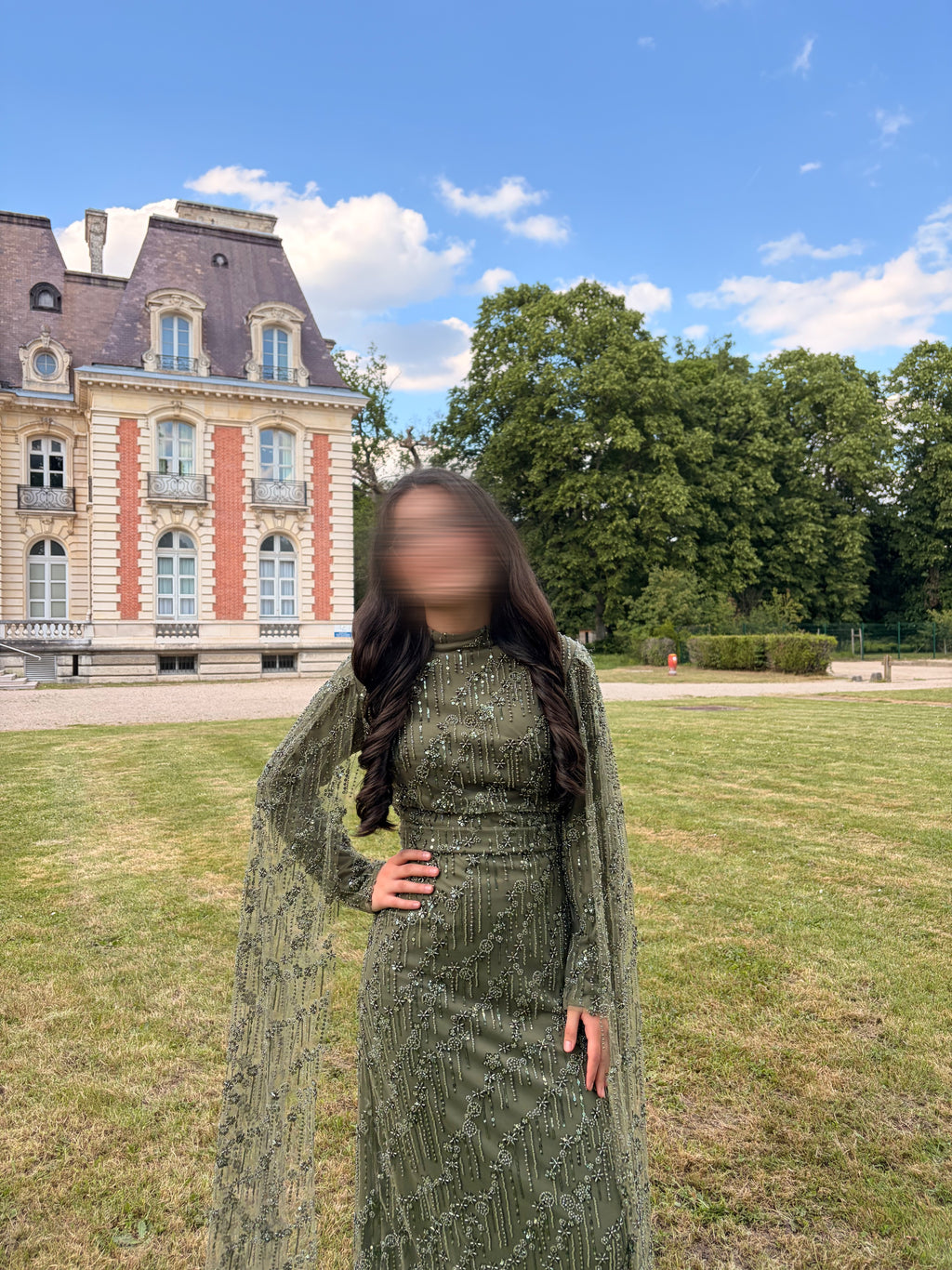 Robe de soirée vert olive scintillante avec manches cape