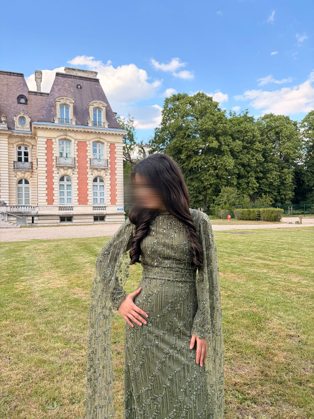 Robe de soirée vert olive scintillante avec manches cape