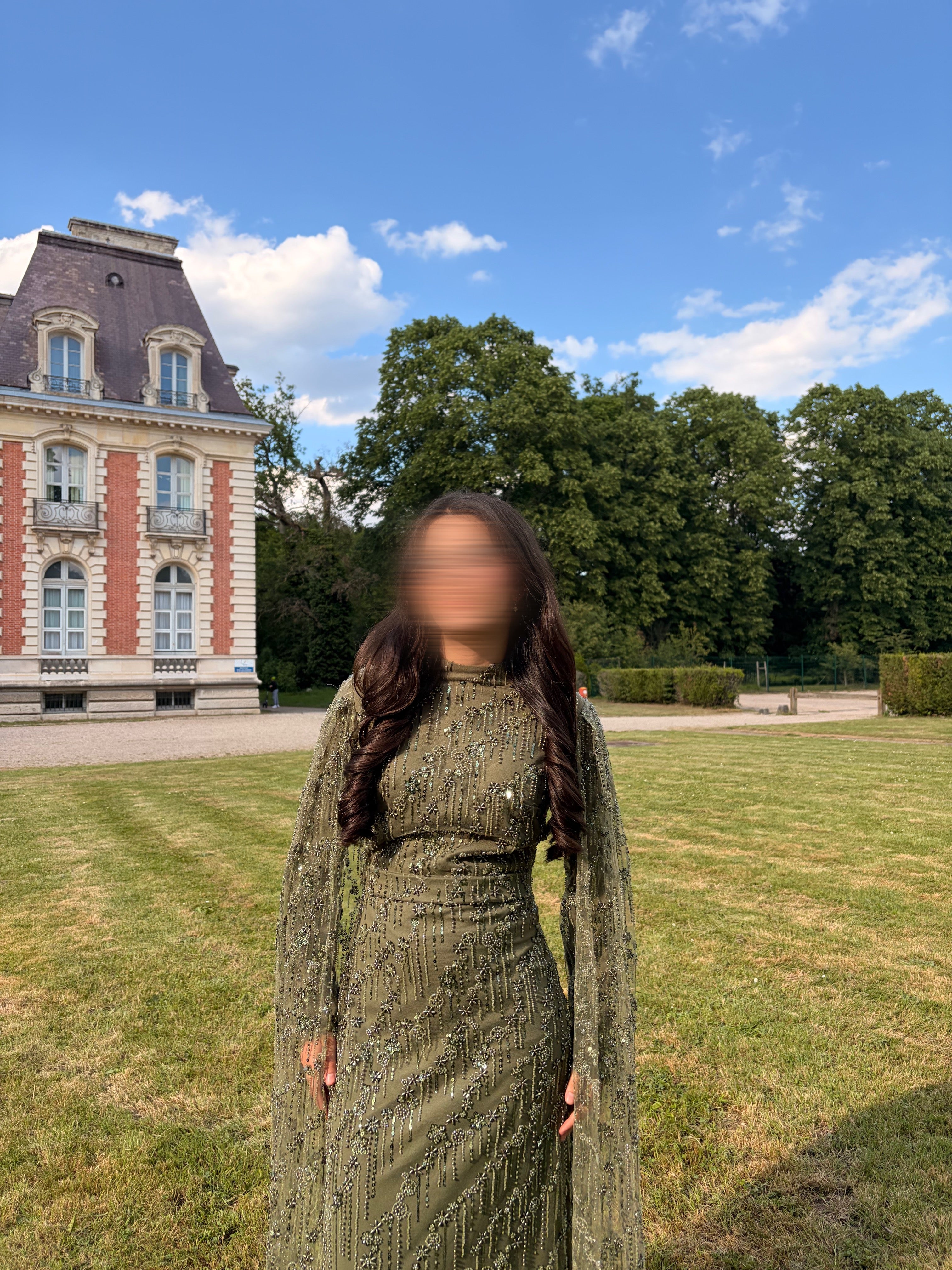 Robe de soirée vert olive scintillante avec manches cape