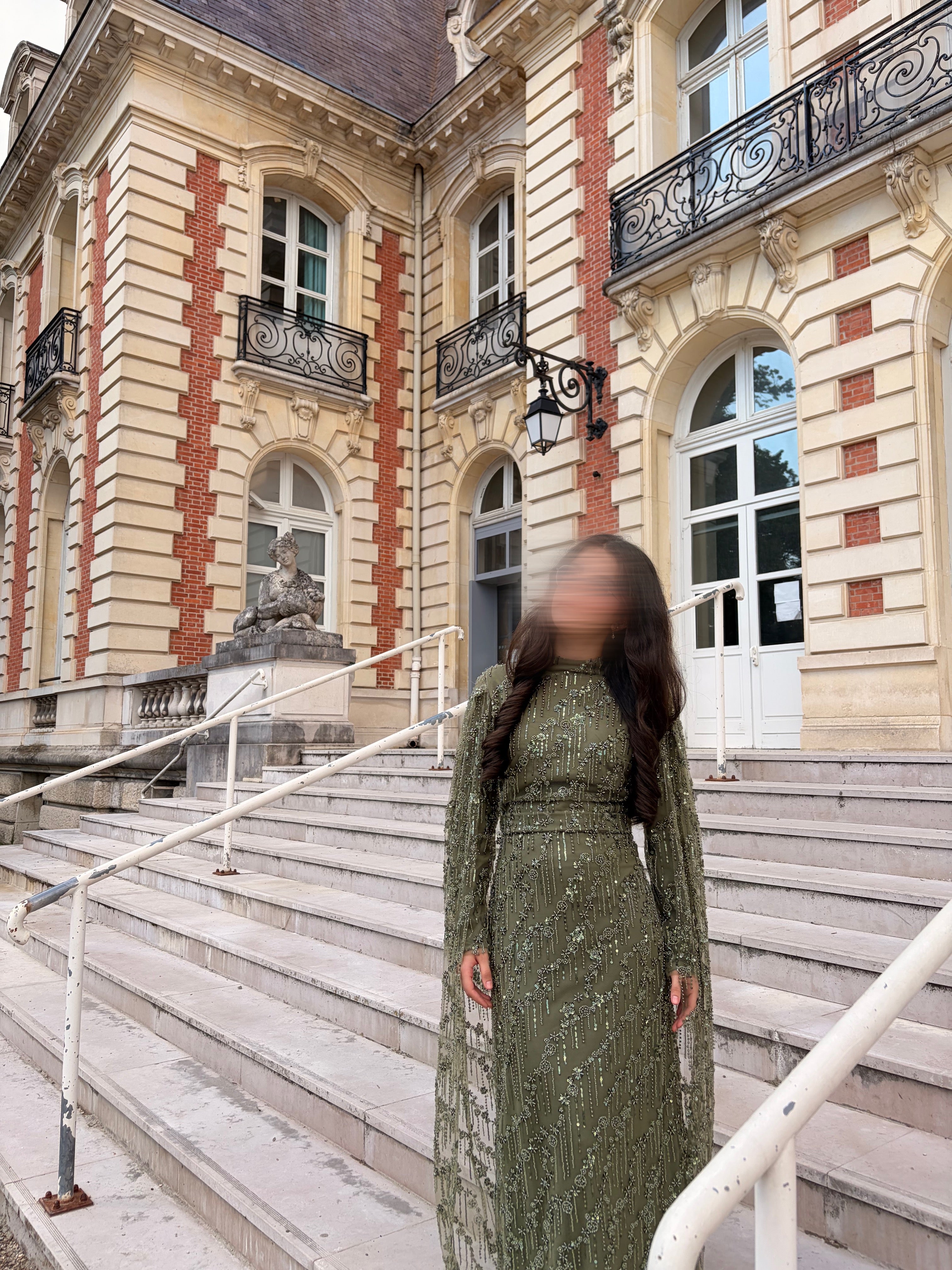 Robe de soirée vert olive scintillante avec manches cape