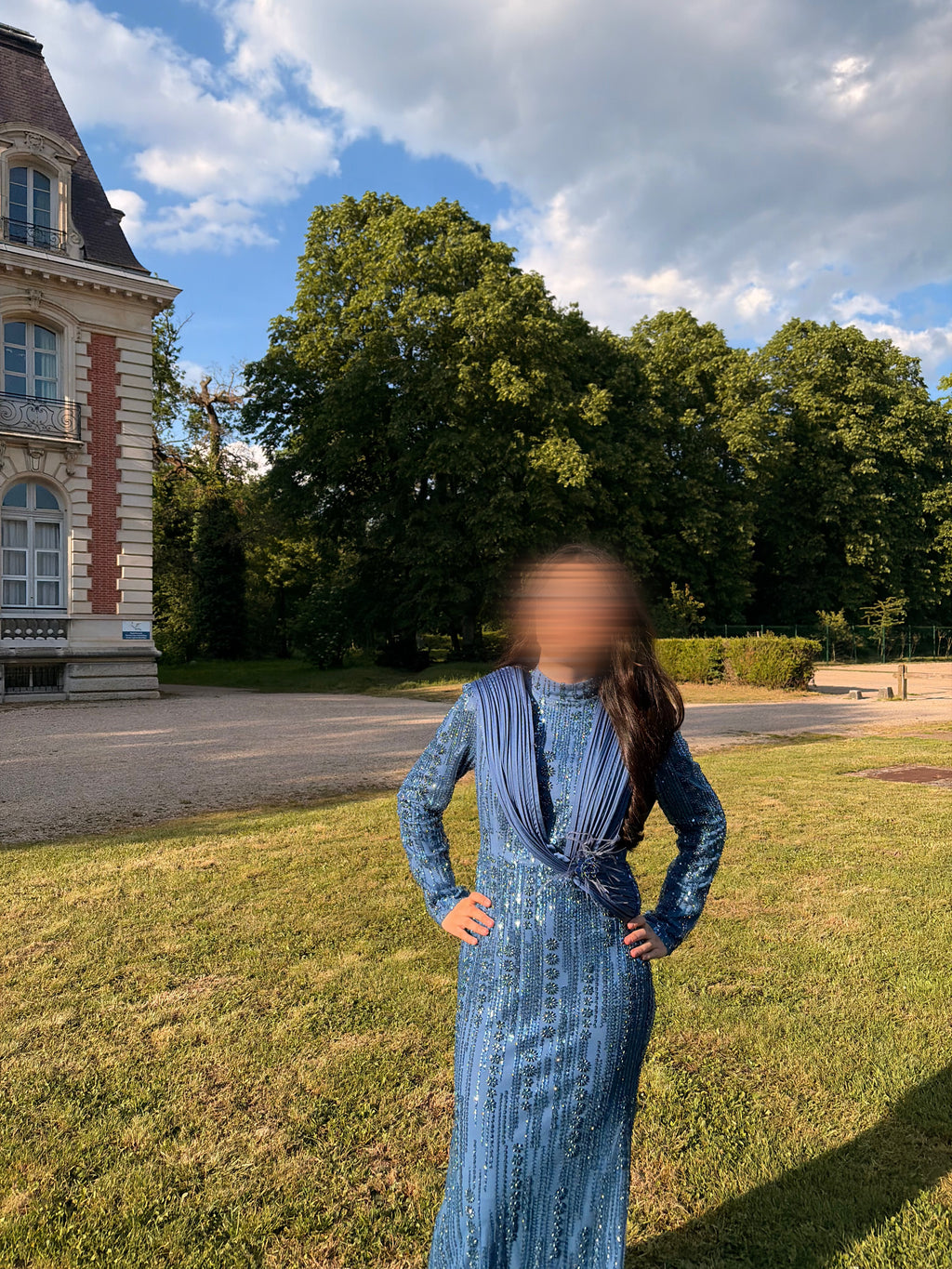 Robe de soirée bleu scintillante avec broche fleurie