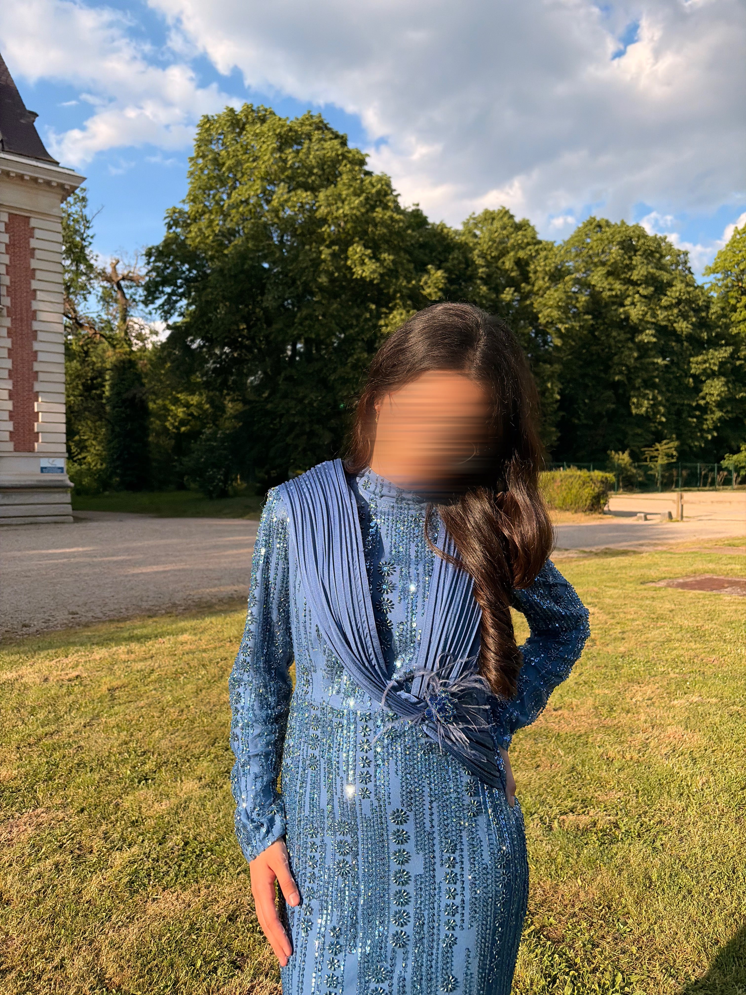 Robe de soirée bleu scintillante avec broche fleurie