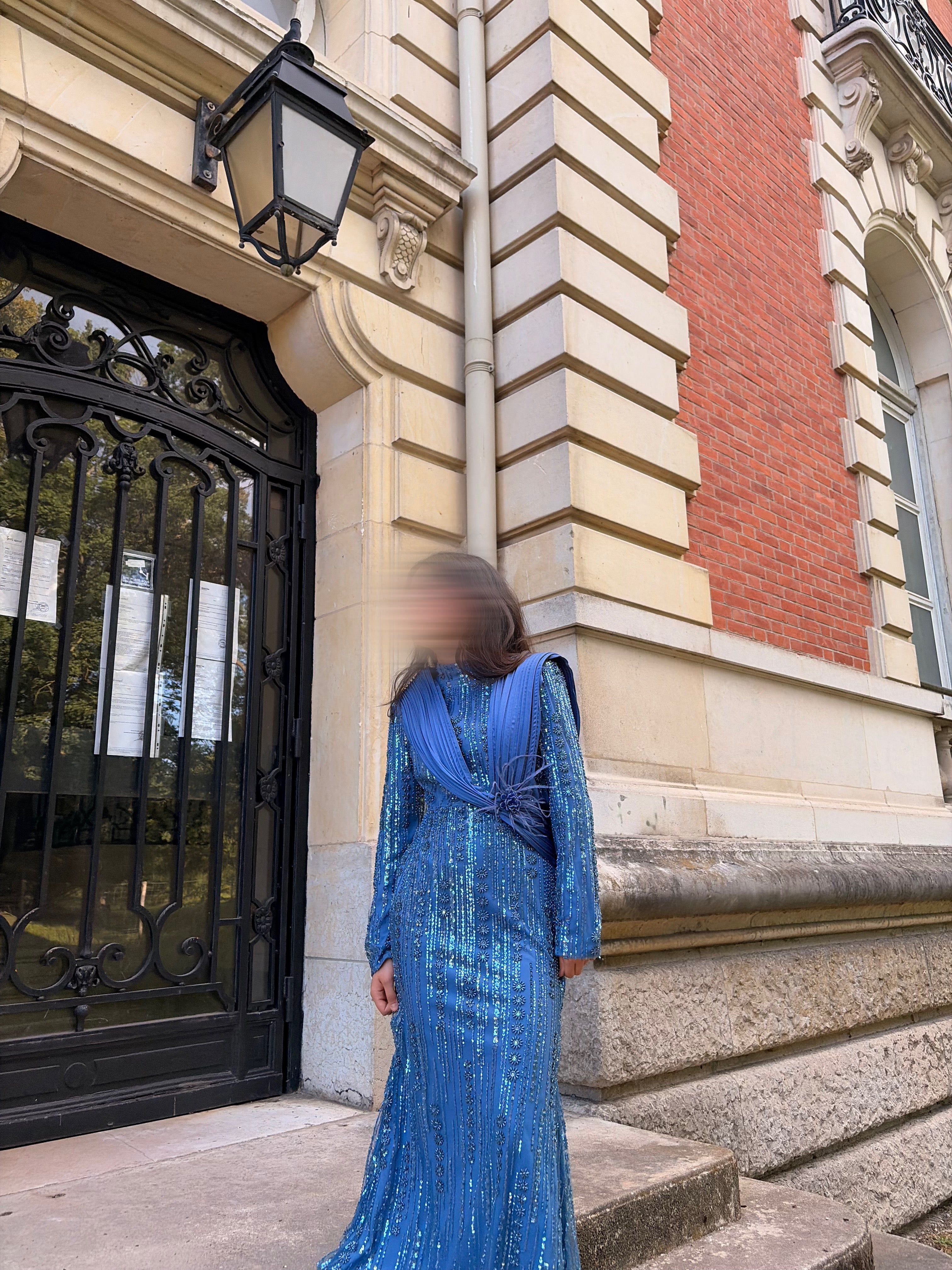 Robe de soirée bleu scintillante avec broche fleurie