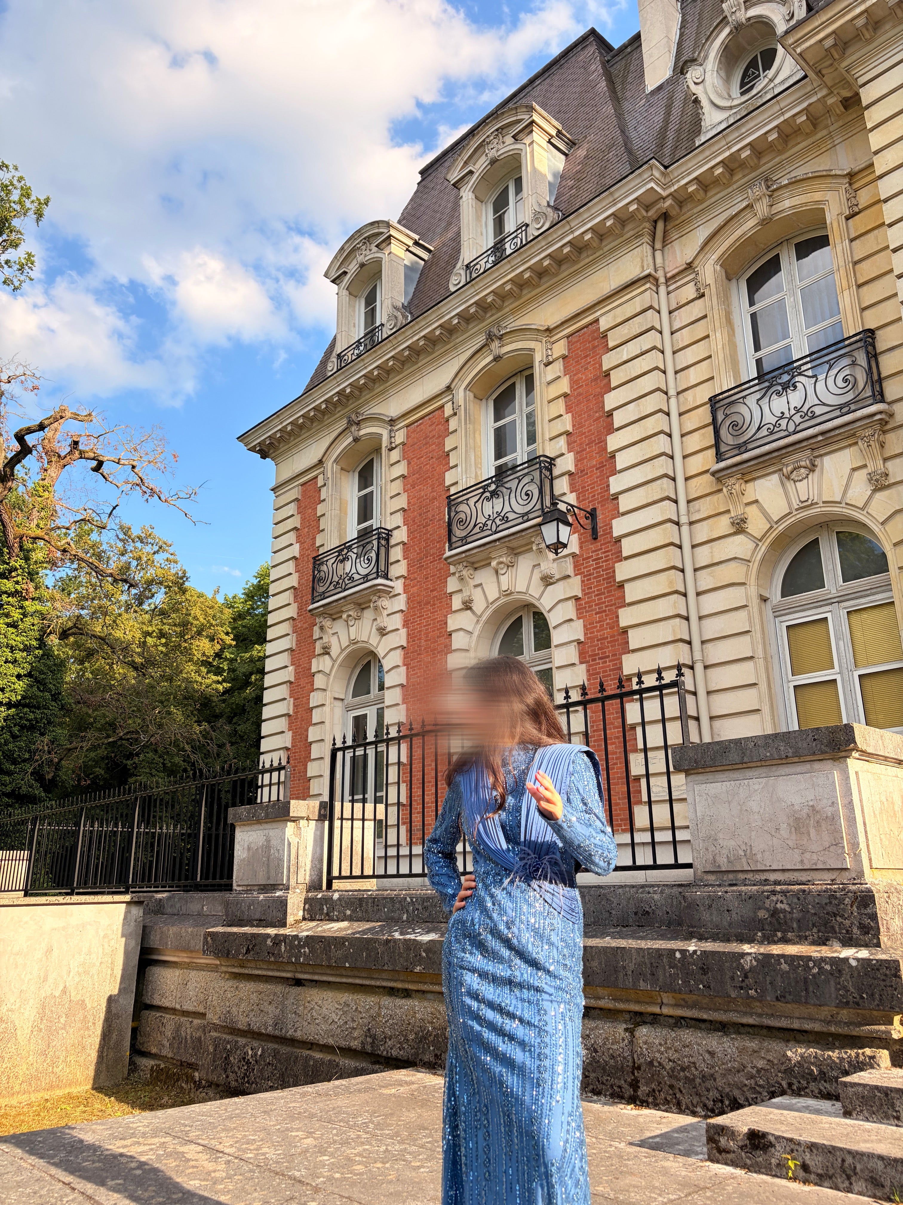 Robe de soirée bleu scintillante avec broche fleurie