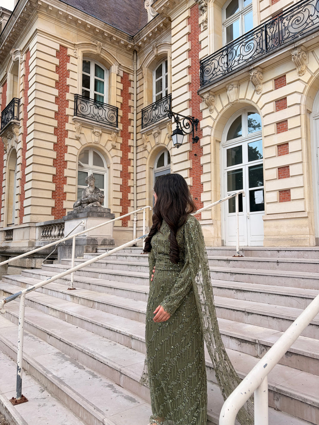 Robe de soirée vert olive scintillante avec manches cape