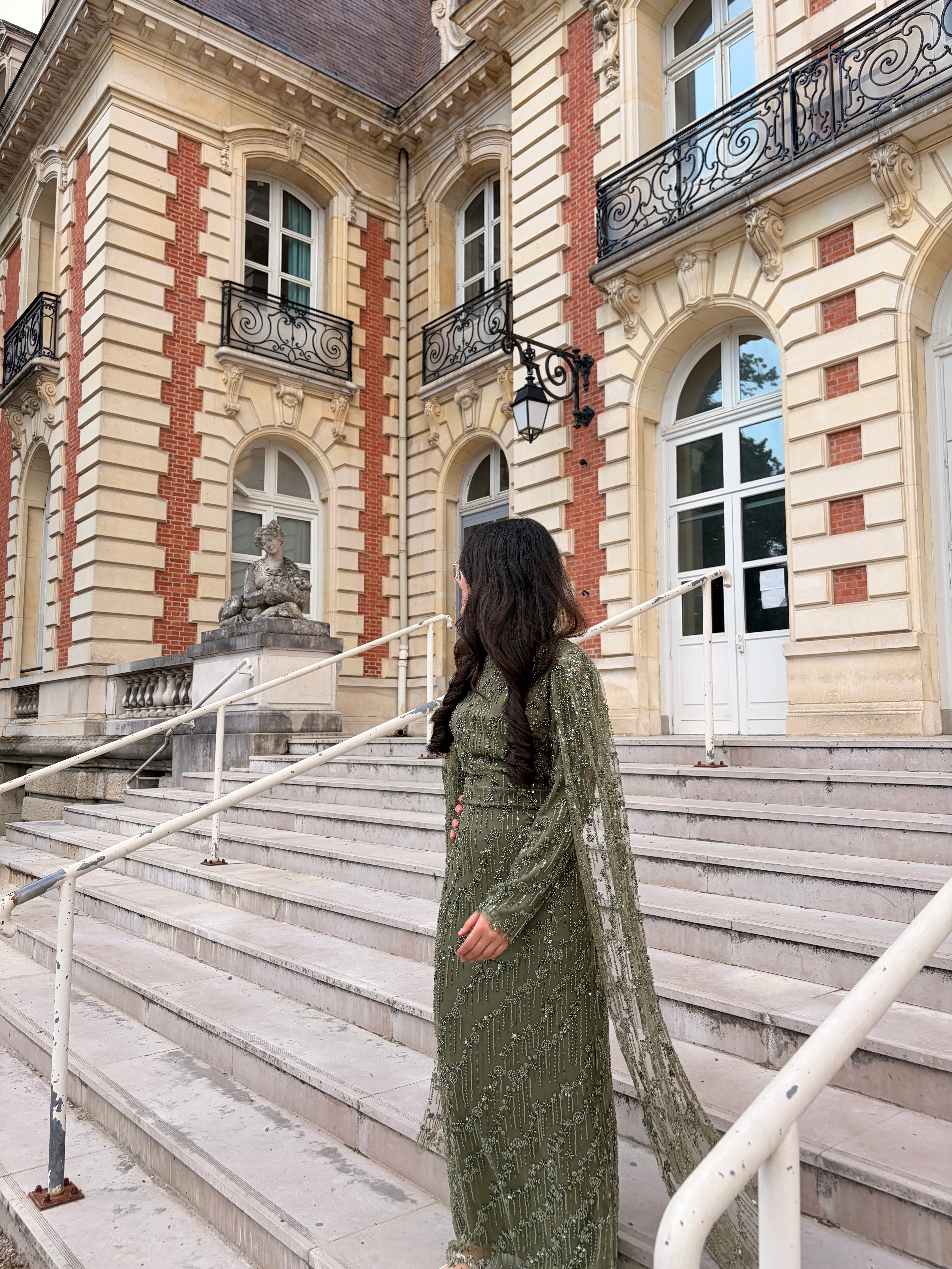 Robe de soirée vert olive scintillante avec manches cape