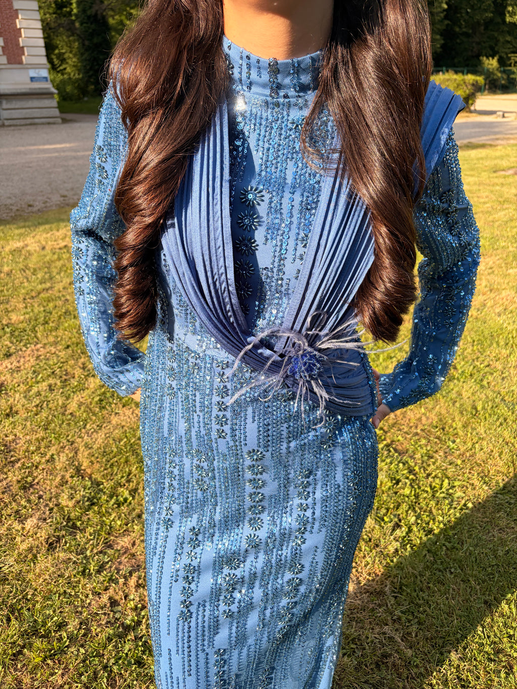 Robe de soirée bleu scintillante avec broche fleurie