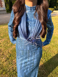 Robe de soirée bleu scintillante avec broche fleurie